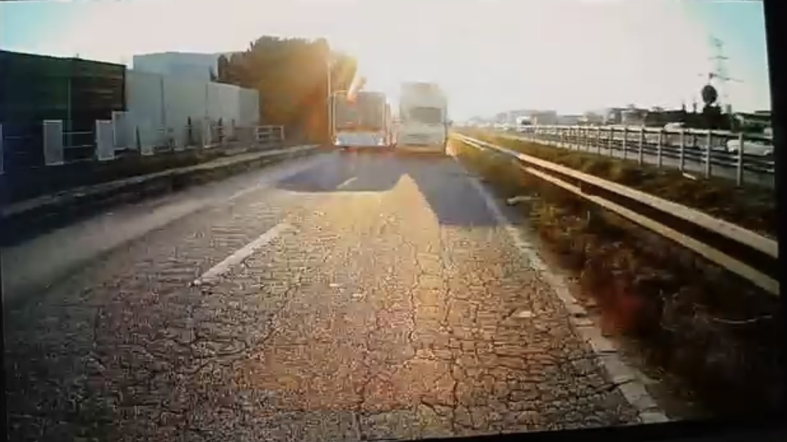 Kamionçina s pyet për rregulla  Parakalon autobusin në rrugën Tiranë Vorë dhe u del para makinave