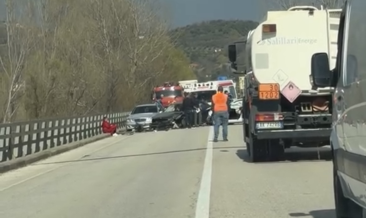 Dy makina të aksidentuara rëndë në urën e Peqinit  të plagosurit transportohen në spital