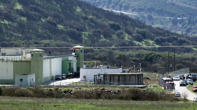 Burgimi i përjetshëm nuk e ndaloi  Shqiptari bllokon qelinë dhe i vë flakën celularit të tij