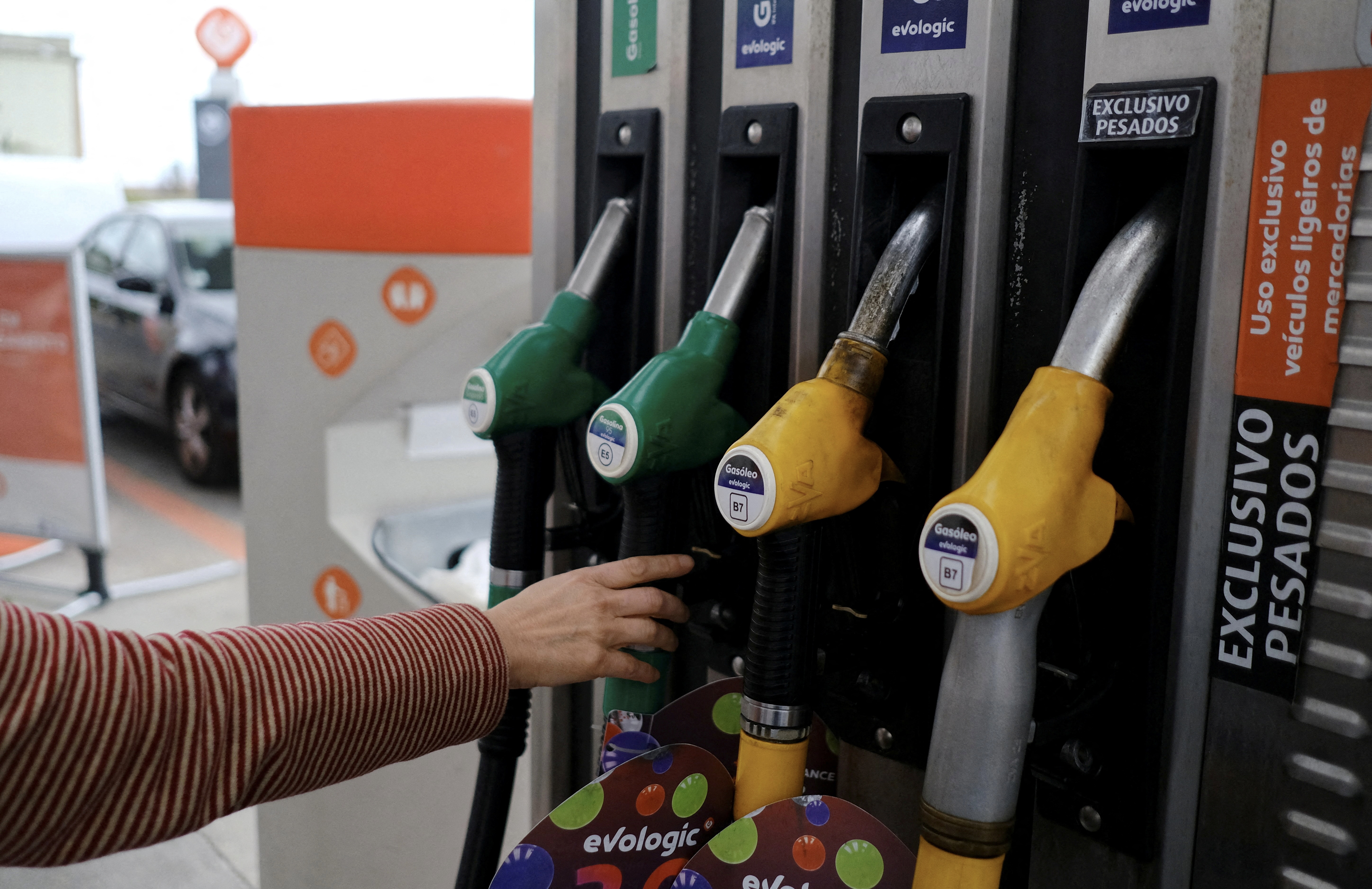 Nga pushimet zyrtare te kufizimet në qarkullim: Azia merr masa për kursimin e karburantit