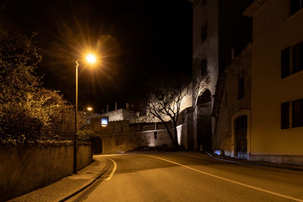 Po priste jashtë lokalit, shqiptari dhunohet barbarisht nga patriotët: Tentuan ta vrasin