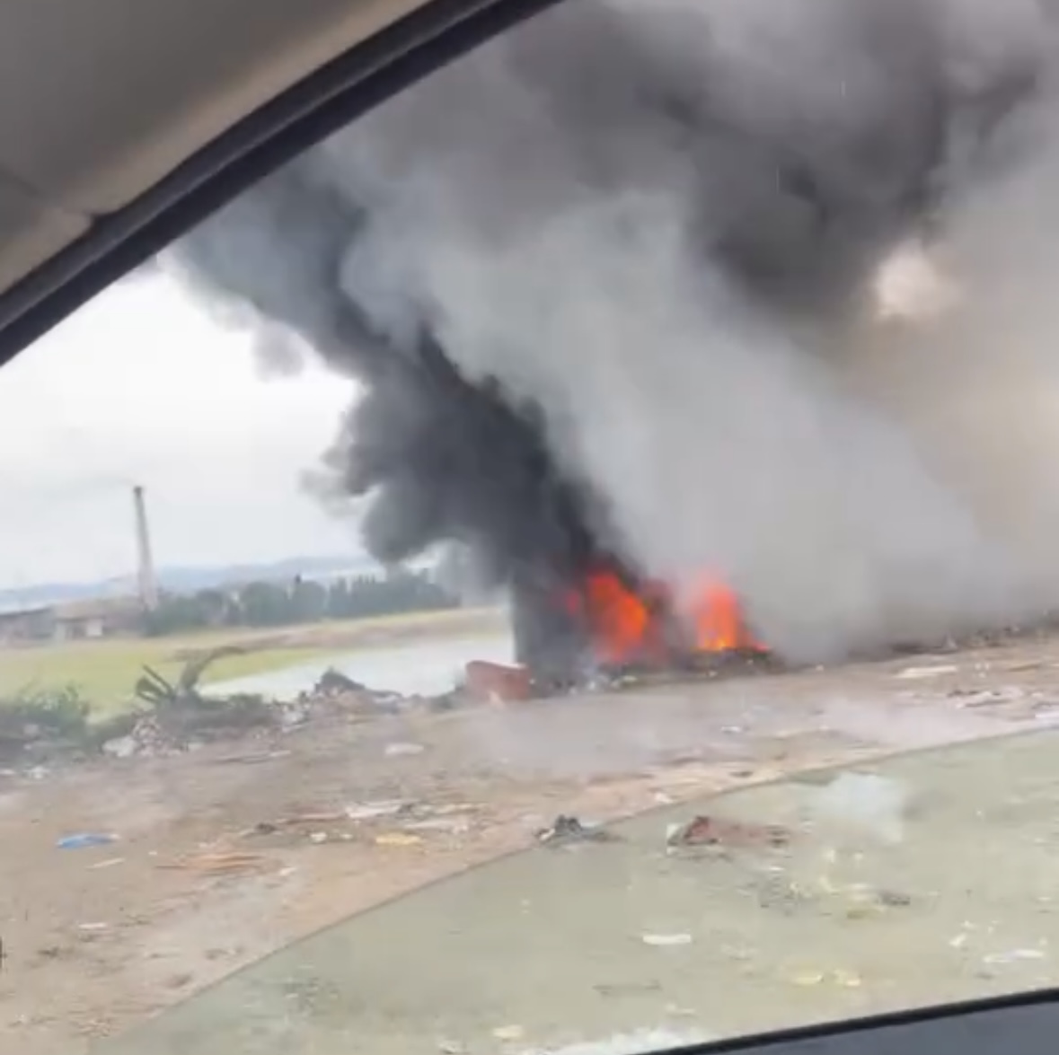 I vihet flaka vendgrumbullimit të mbeturinave, tym i zi mbulon Fierin