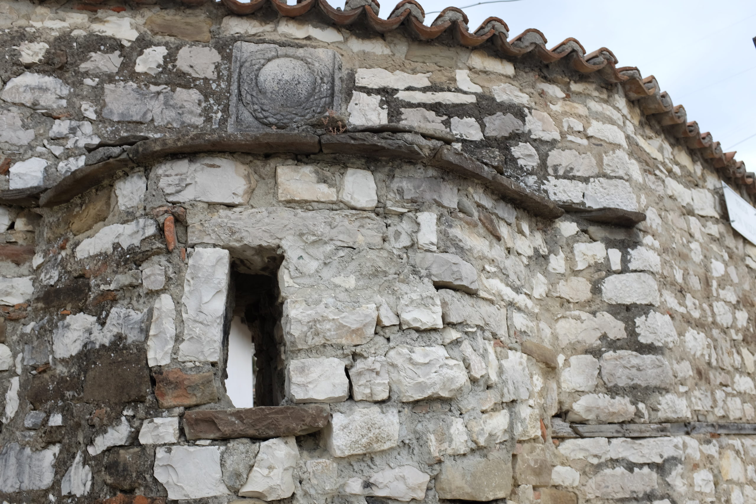 Po bënte foto  hollandezja rrëzohet nga kalaja e Beratit dhe plagoset rëndë