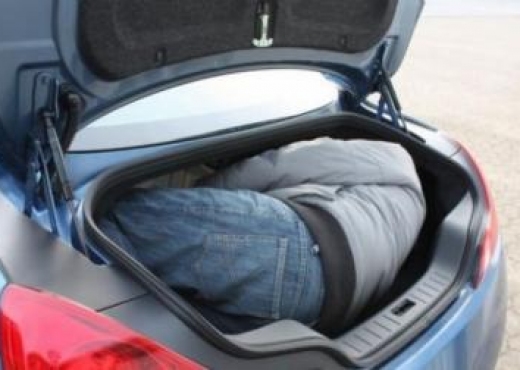 Dy shqiptarë rrëmbejnë dhe dhunojnë pronarin pas debatit për pagesën