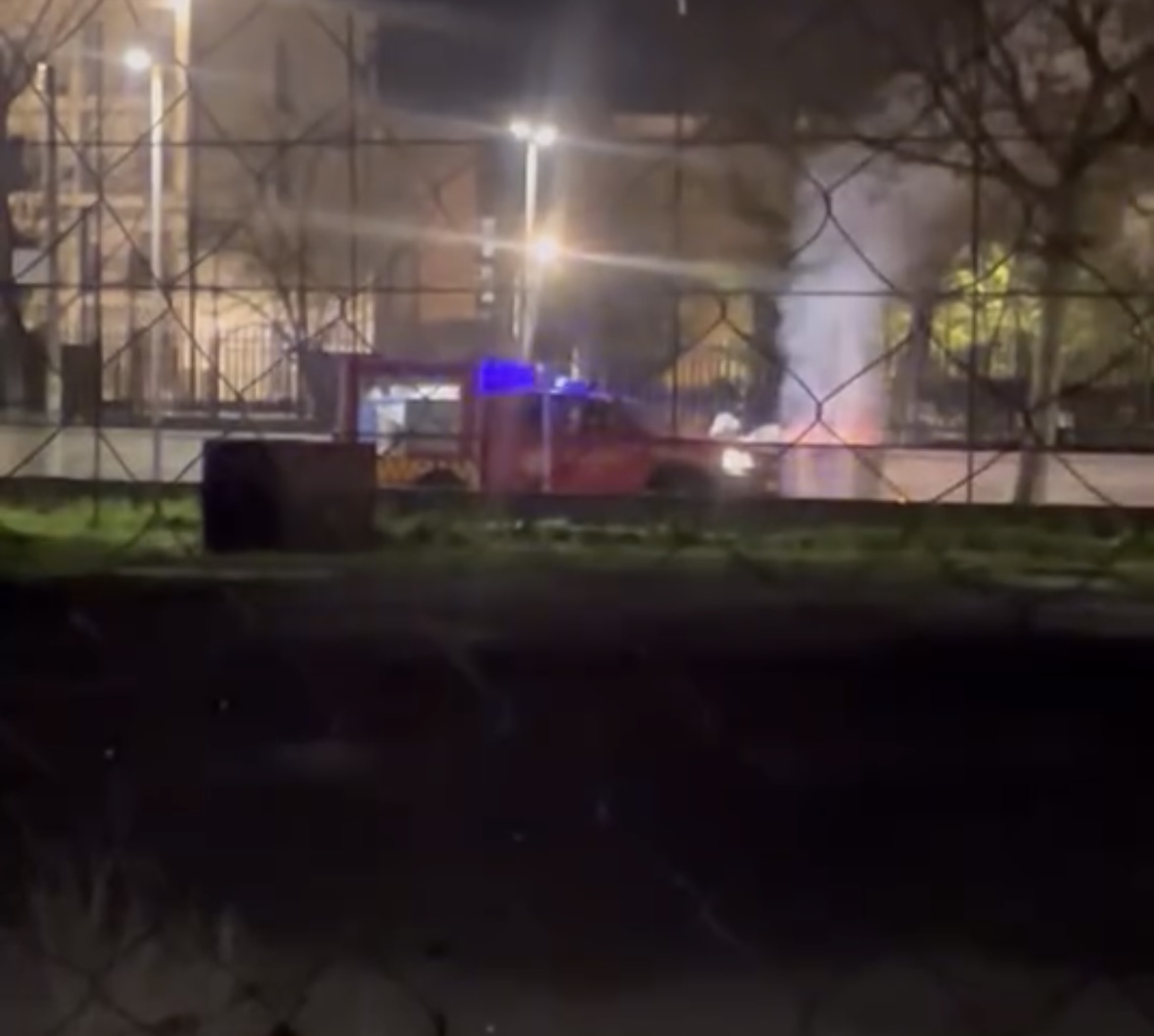 Koshi i mbeturinave merr flakë  zjarrfikëses nuk i punon pompa dhe largohet