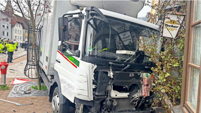 Kamioni del nga rruga, 29-vjeçarja shqiptare dhe djali i saj 3-vjeçar aksidentohen për vdekje