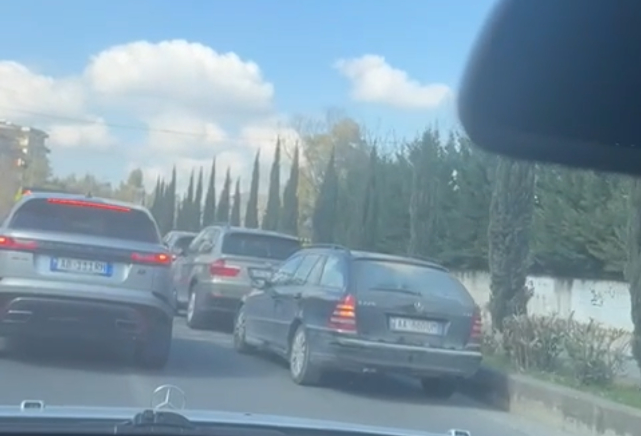  As në Afrikë nuk ndodh kështu   shqipot parkojnë makinat mes autostradës