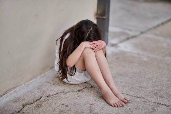 Akuzohet për abuzim seksual me mbesën 15-vjeçare, lihet në burg 39-vjeçari