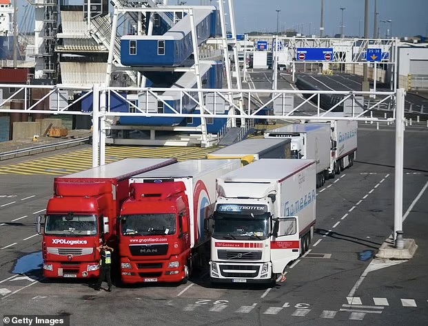 Kapën dy shqiptarë me armë në Calais, tentuan të fshiheshin në kamion për të ikur në Britani