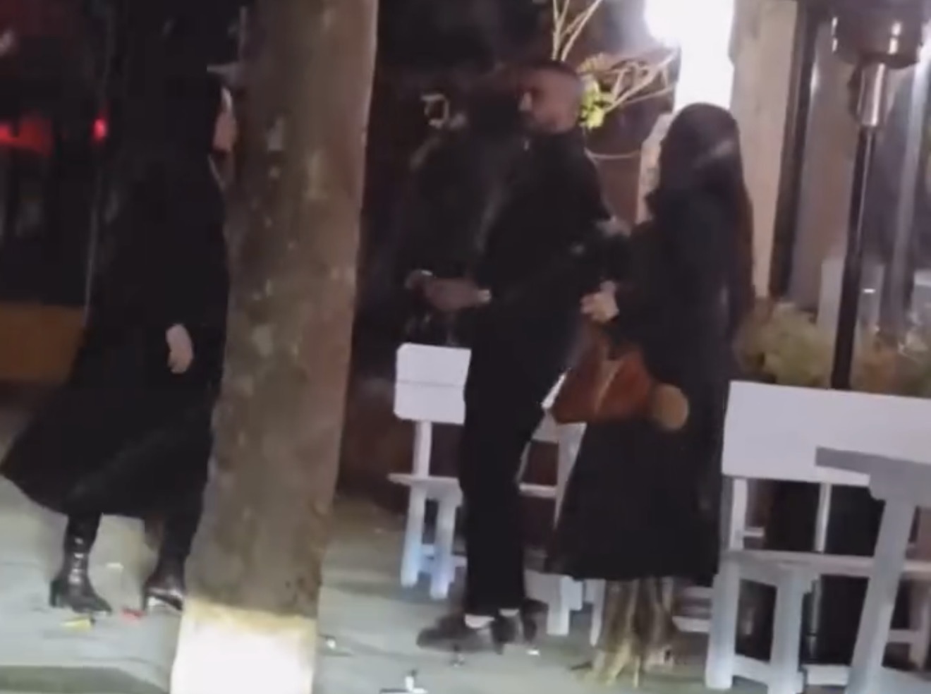 Sherr në mes të rrugës për një djalë  Vajzat kapen prej flokësh  ndërhyn i dashuri për t i ndarë