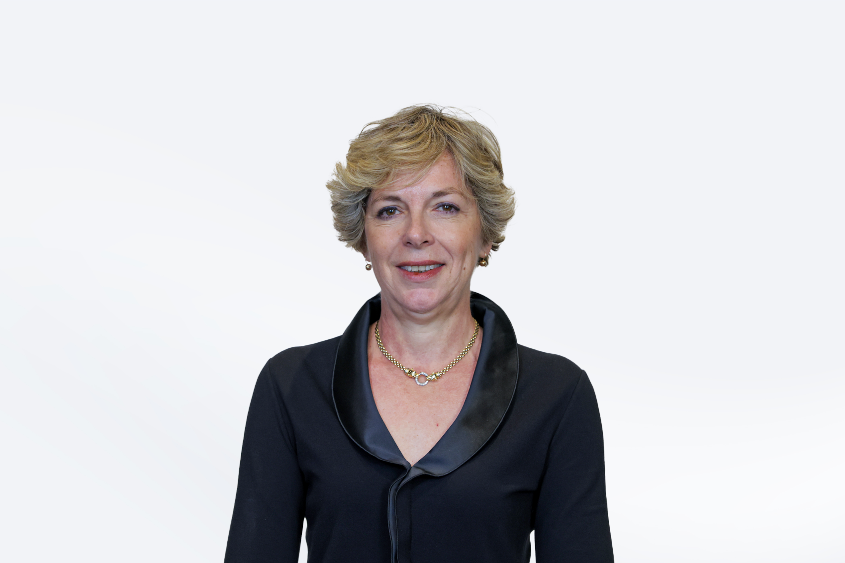 Evis Sala  ministrja e Shëndetësisë me pasuri të ulët 5 MILIONË € i bën thirrje mediave të mos dezinformojnë