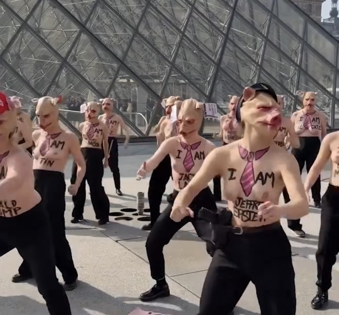 Aktivistet femra protestojnë topless në Paris