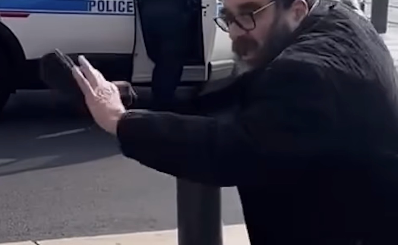 Burri hebre aktron sikur e sulmojnë protestuesit pro palestinezë para policisë