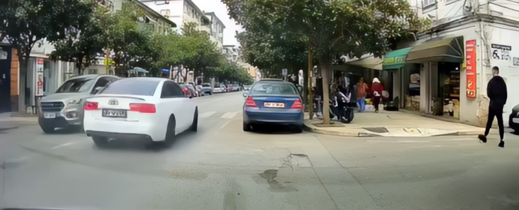 ‘Audi’ lëviz me shpejtësi skëterrë nëpër lagje, rrezikon banorët