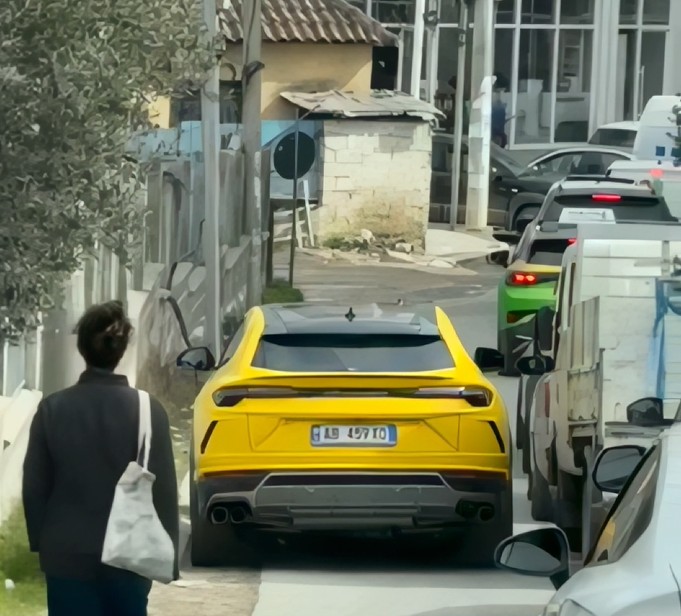  Trimi  tenton t i shpëtojë trafikut por bllokon komplet rrugën