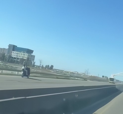 Të rinjtë sfidojnë vdekjen  futen kundërvajtje me motor dhe pa kokore