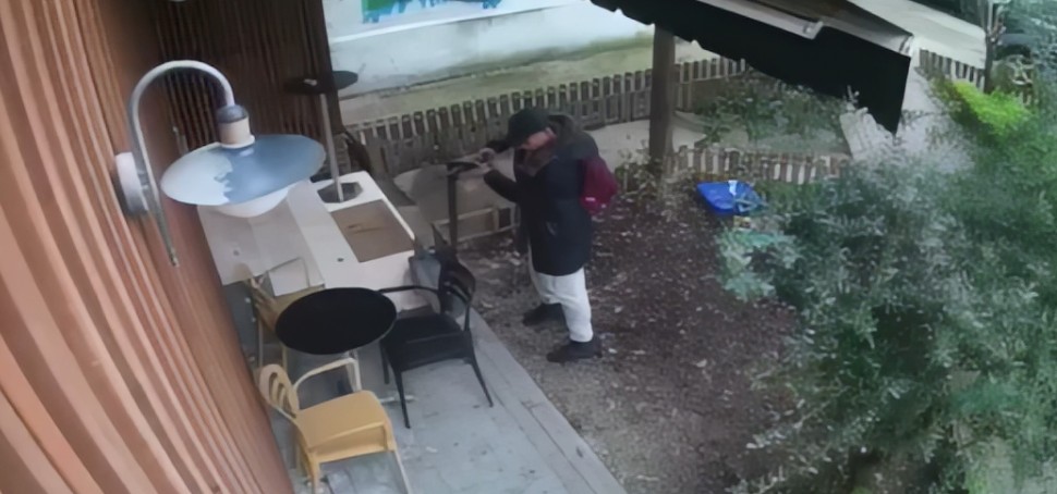 Burri me kapele dhe çantë rozë i vjedh skuterin qytetarit në mes të ditës