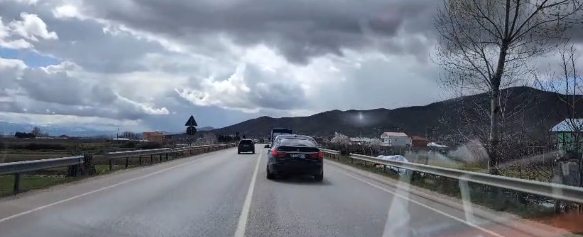 Zig-zag dhe parakalim i rrezikshëm, shoferja kthehet në burim aksidenti