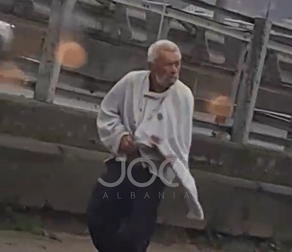 Me një krah të fashuar, i moshuari endet rrugëve: Apel për identifikimin e tij