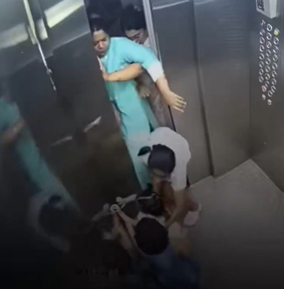 Vajza e vogël rrezikon veten për të shpëtuar dy fëmijë nga ashensori me defekt