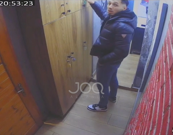  Kërkoi të përdorte tualetin  por vodhi paratë dhe kartat nga çanta 