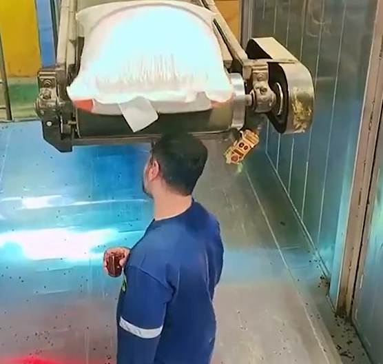 Me gotë çaji në dorë  Punëtori i jep kuptim shprehjes  puno me mend  jo me muskuj 