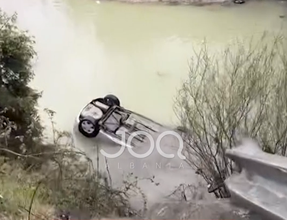 Dalin pamjet: Makina theu barrierën e urës dhe përfundoi në ujërat e Liqenit të Banjës