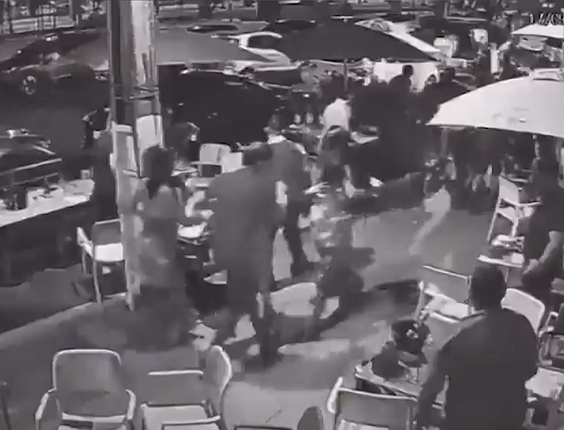 video-turistet-cohen-nga-restoranti-ne-dubai-tremben-nga-topi-i-iftarit