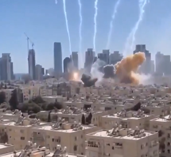 E vërteta e videos virale të  sulmit iranian me breshëri raketash ndaj Tel Avivit 