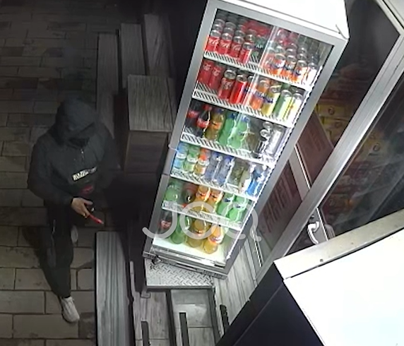 “2.5 milionë lekë dëm”, I riu thyen derën e dyqanit dhe vjedh ç’i del përpara