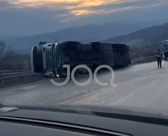 Aksident në Qafë Thanë, kamioni përmbyset në mes të rrugës