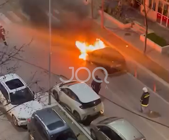 perfshihet-nga-flaket-nje-automjet-ne-astir-zjarrfikesit-e-shuajne