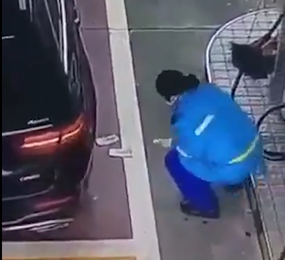 Shoferi ia hodhi paratë në tokë  punonjësja e karburantit shpërthen në lot