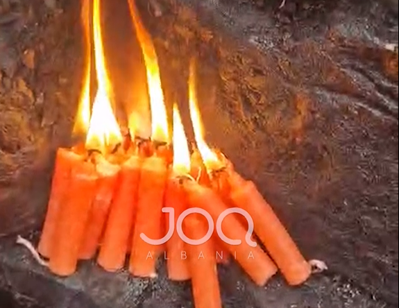 Lutja e veçantë nga Kisha e Laçit  Qytetarja ndez qirinj për djemtë e Kosovës