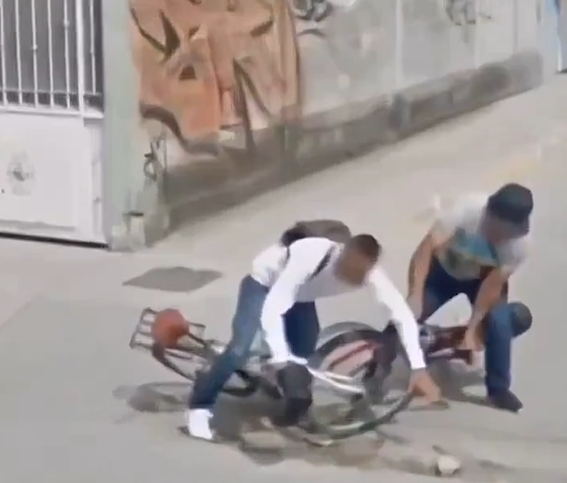  Perla  e kapur nga kamera e Google Street  përplasja  qesharake  e dy çiklistëve