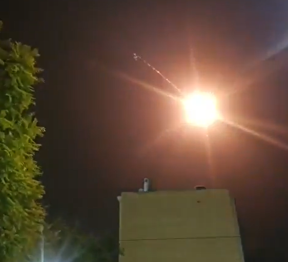 Momenti kur raketa iraniane godet qytetin izraelit  dhjetëra të plagosur