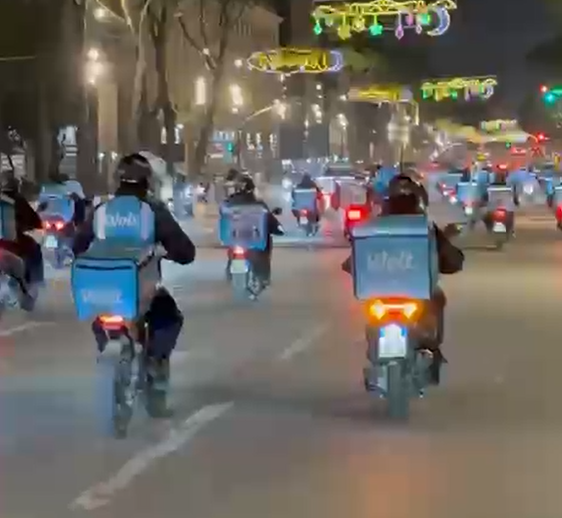 Motoristët e Wolt në protestë: Na kanë ulur tarifat, po na zëvendësojnë me indianë!