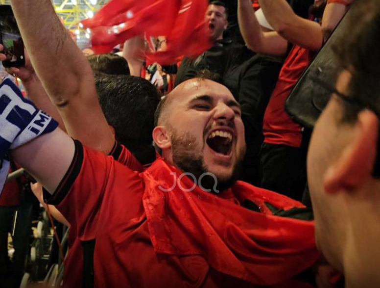 A e njeh dikush? Fotografi kërkon djalin e fotos epike nga ndeshja Shqipëri-Itali