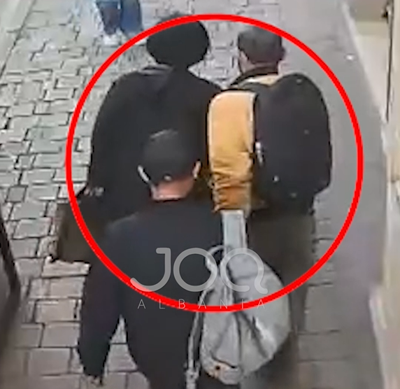 I vjedhin telefonin nga xhepi në mes të ditës, filmohet skema e dy grabitësve