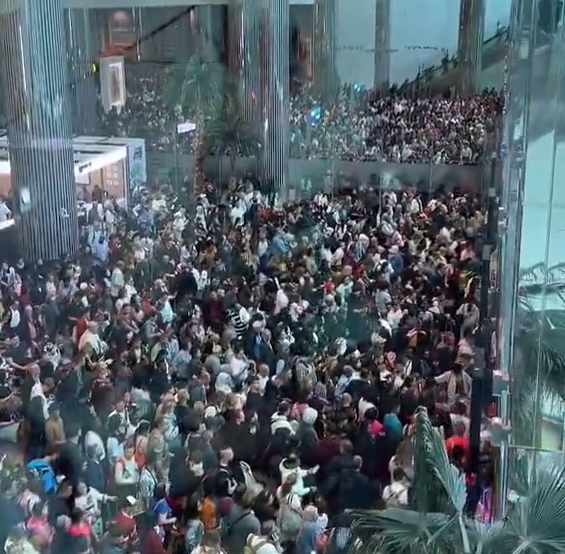 Dubai po  boshatiset   Mijëra njerëz dynden në aeroport mes frikës së luftës