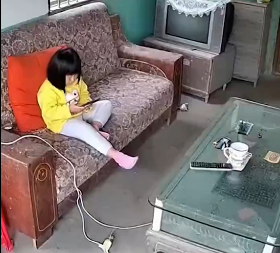 Momenti i frikshëm  Telefoni shpërthen në duart e një vajze të vogël teksa luante