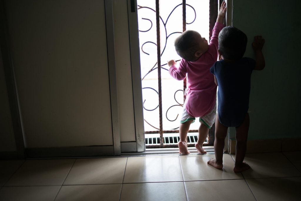 Lezhë  Nëna braktis 3 fëmijët e saj të mitur dhe largohet jashtë vendit