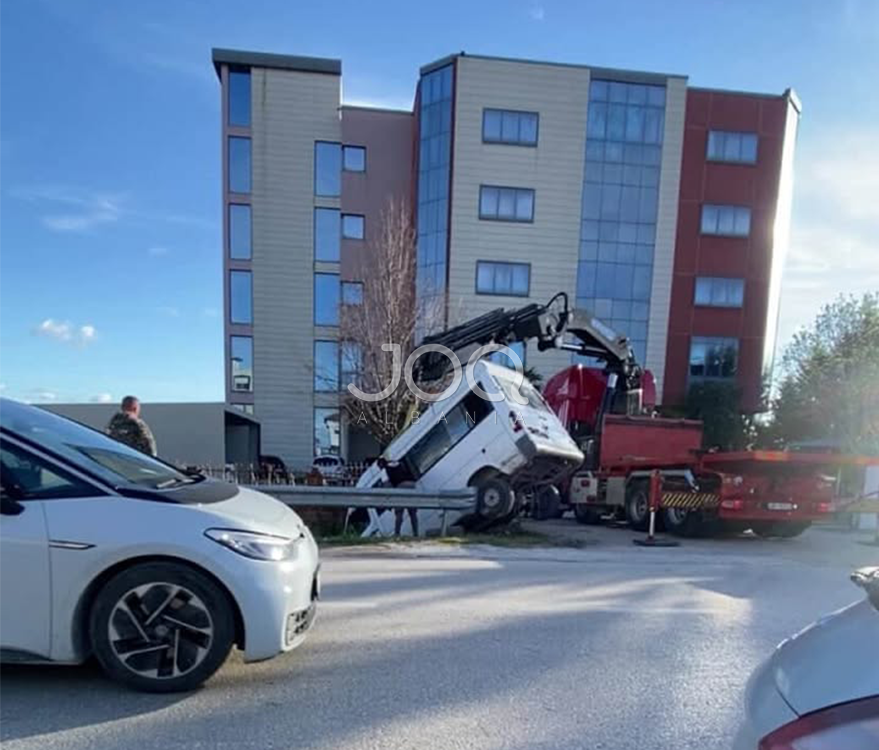 Aksident në Fier, furgoni përfundon në kanal: “Shoferi ishte ‘tapë’, më herët transportoi nxënës shkolle!”