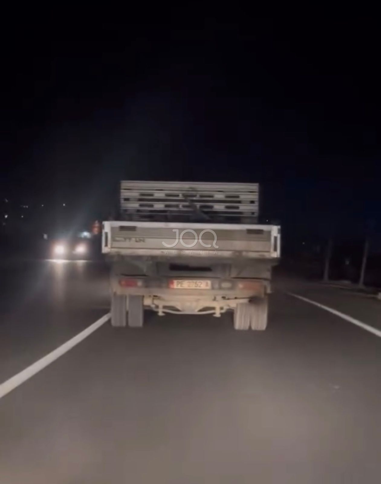 “Vdekje me sy hapur! Kamioçina pa drita rrezik për qytetarët në aksin Elbasan-Tiranë”