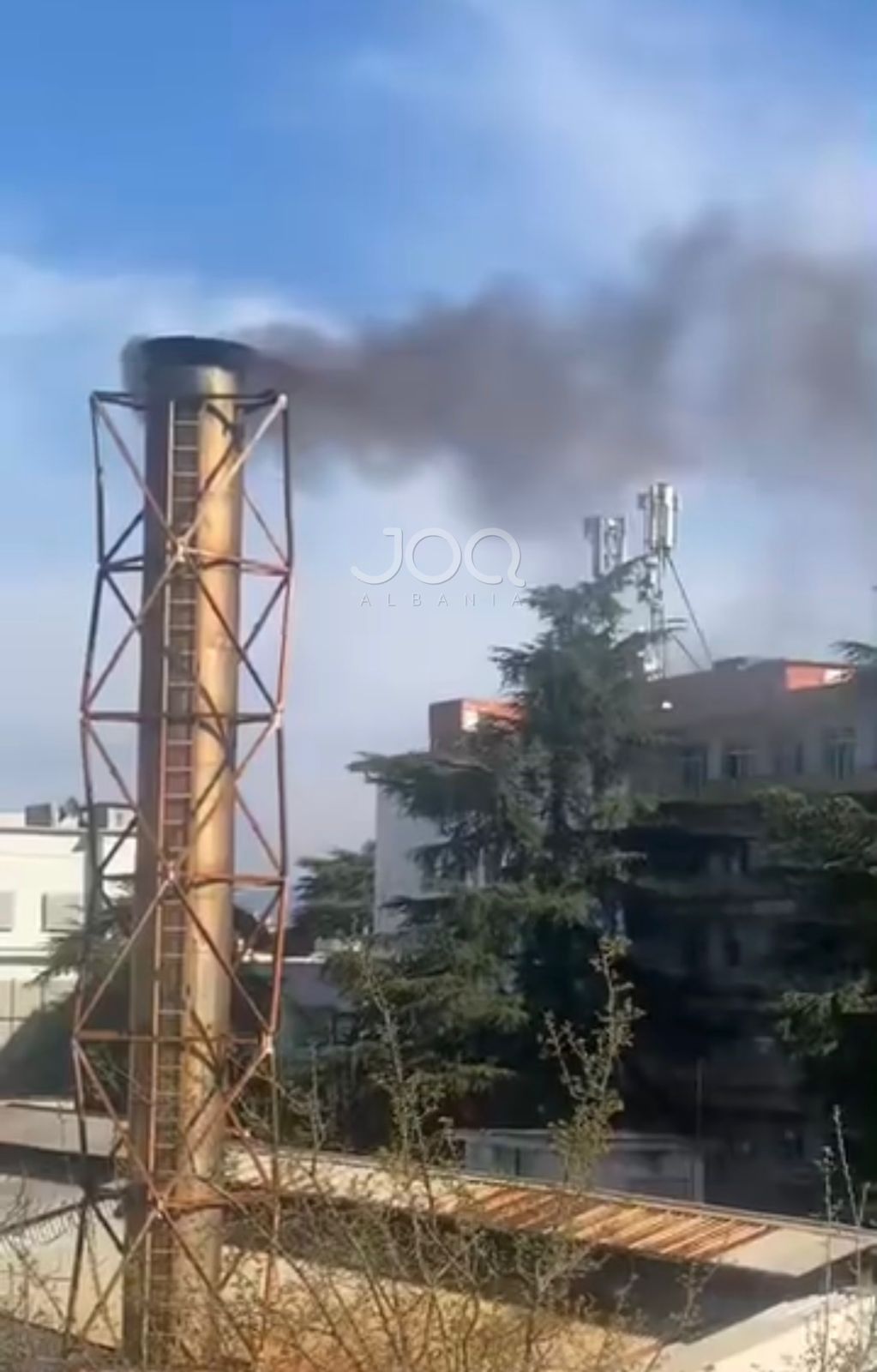 Tymi i kaldajës pranë Mjekësisë Ligjore në Tiranë  po helmon banorët