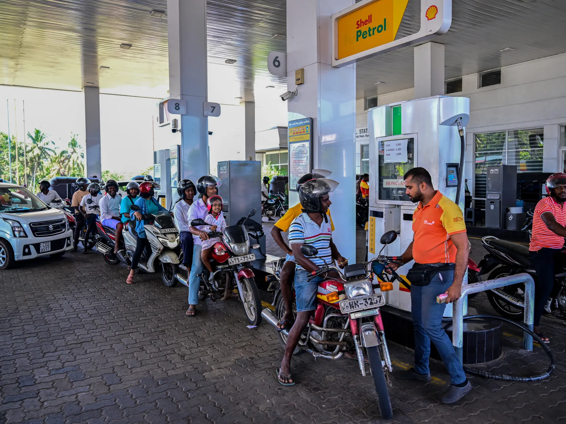 Sri Lanka shpall çdo të mërkurë pushim zyrtar për të kursyer karburantin