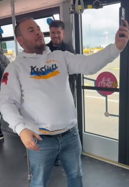 Tigrat e mërgatës nisen për Kosovë  ia thonë këngës shqip mes aeroportit gjerman