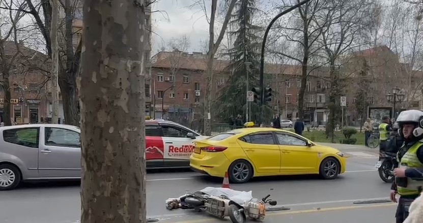 Autoboti i UKT përplas për vdekje gruan që lëvizte me motoçikletë