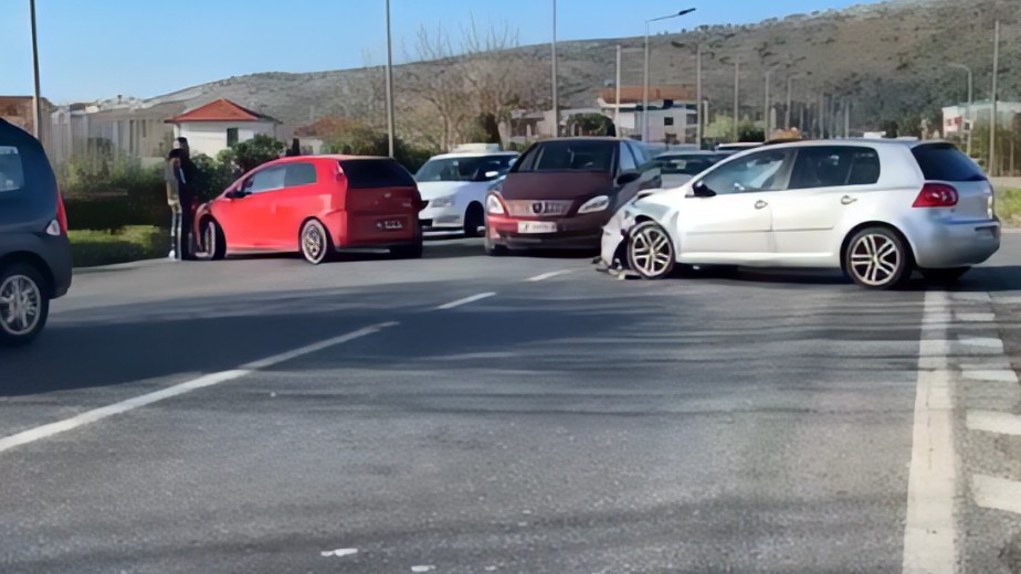 Aksident në Lezhë Shkodër  përplasen dy automjete