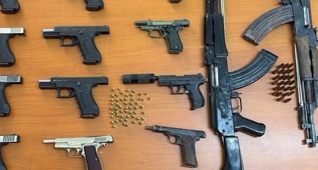 Trafik armësh nga Mali i Zi dhe i shisnin në Fresk  pranga dy të rinjve